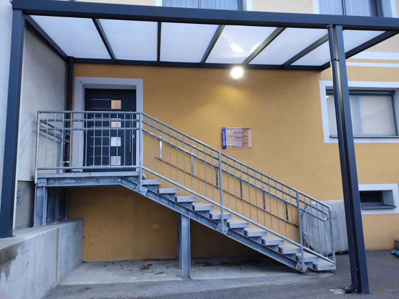 Eingang mit Plattformlift